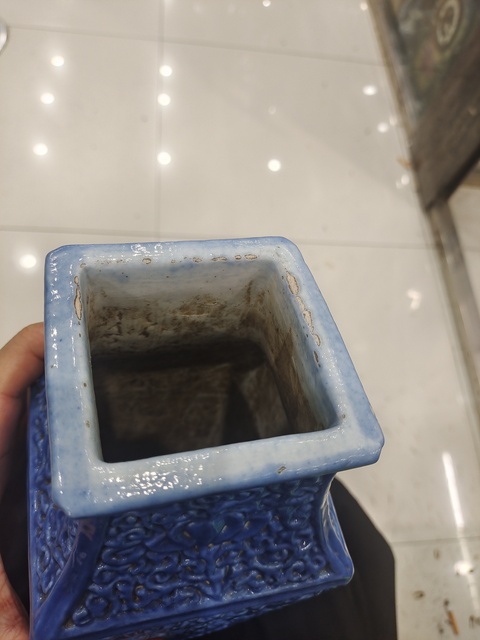 古玩陶瓷藍釉刻花卉紋四方瓶真品鑒賞圖