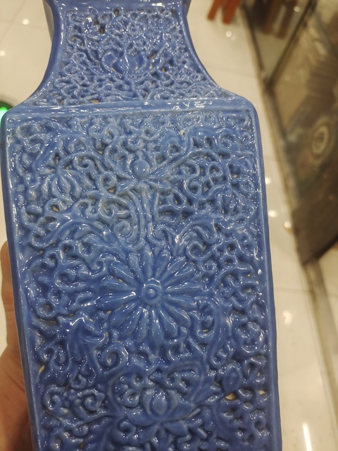 古玩陶瓷藍釉刻花卉紋四方瓶真品鑒賞圖