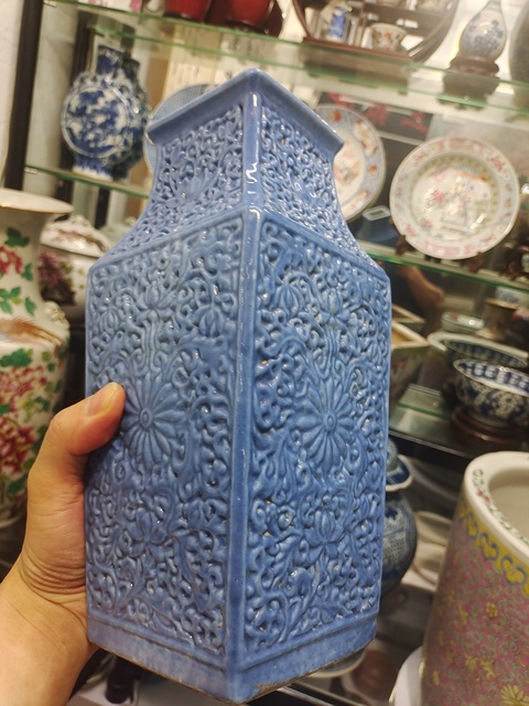 古玩陶瓷藍釉刻花卉紋四方瓶真品鑒賞圖