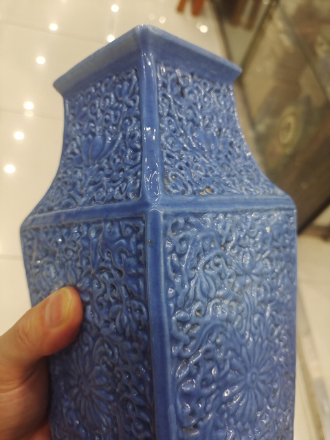 古玩陶瓷藍釉刻花卉紋四方瓶真品鑒賞圖