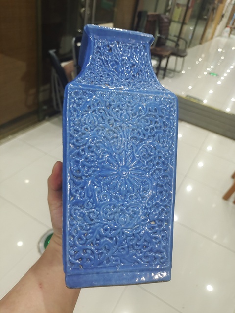 古玩陶瓷藍釉刻花卉紋四方瓶真品鑒賞圖