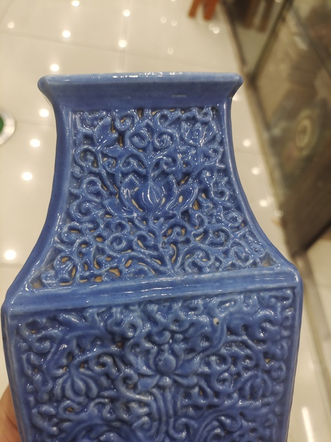 古玩陶瓷藍釉刻花卉紋四方瓶真品鑒賞圖