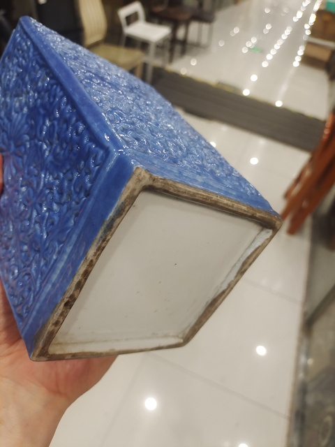古玩陶瓷藍釉刻花卉紋四方瓶真品鑒賞圖