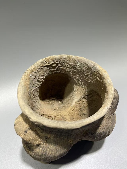 古玩陶瓷西周·三足出脊鬲拍賣,當前價格600元