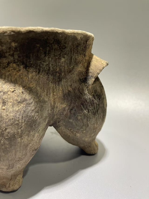 古玩陶瓷西周·三足出脊鬲拍賣,當前價格600元