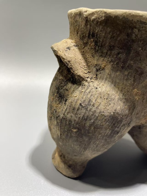 古玩陶瓷西周·三足出脊鬲拍賣,當前價格600元