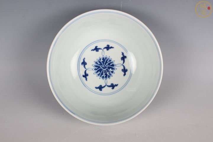 古玩陶瓷青花纏枝蓮紋碗真品鑒賞圖