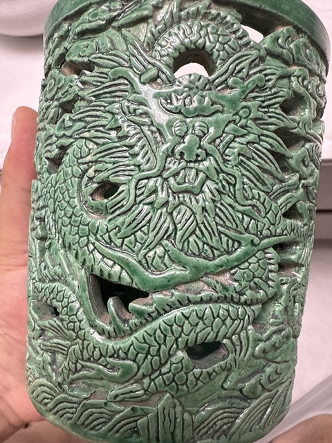 古玩陶瓷80.90年代綠釉鏤雕龍紋筆筒真品鑒賞圖