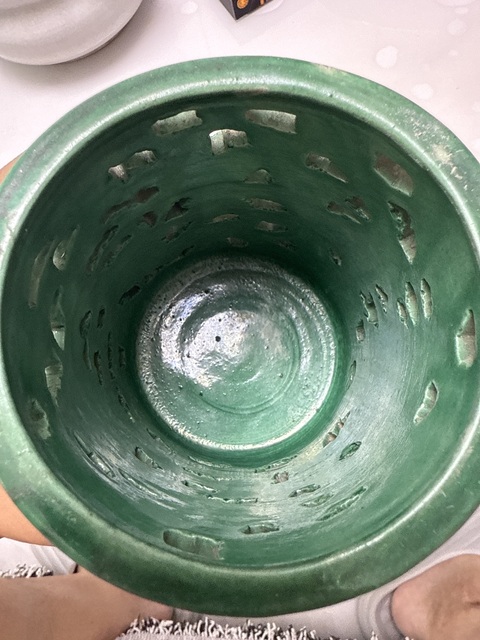 古玩陶瓷80.90年代綠釉鏤雕龍紋筆筒真品鑒賞圖