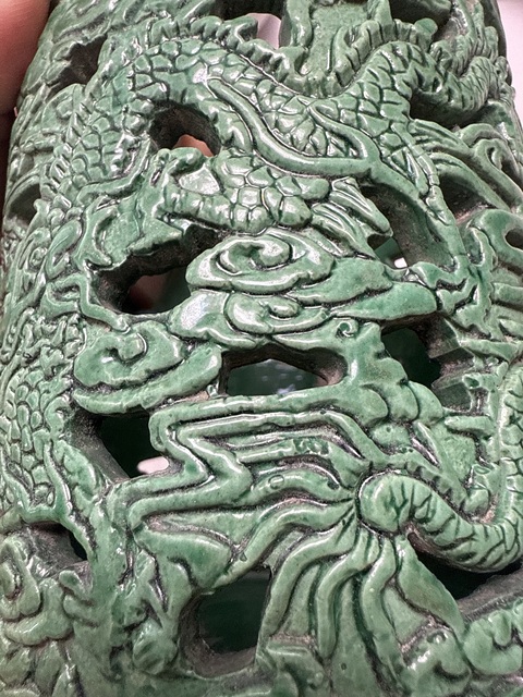 古玩陶瓷80.90年代綠釉鏤雕龍紋筆筒真品鑒賞圖