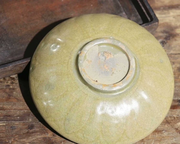 古玩陶瓷龍泉窯青釉盤真品鑒賞圖