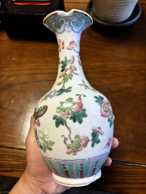 古玩陶瓷粉彩花卉蝴蝶紋賞瓶真品鑒賞圖
