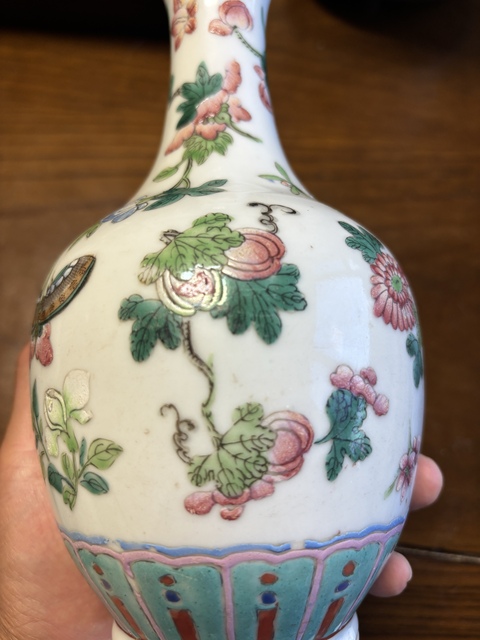 古玩陶瓷粉彩花卉蝴蝶紋賞瓶真品鑒賞圖