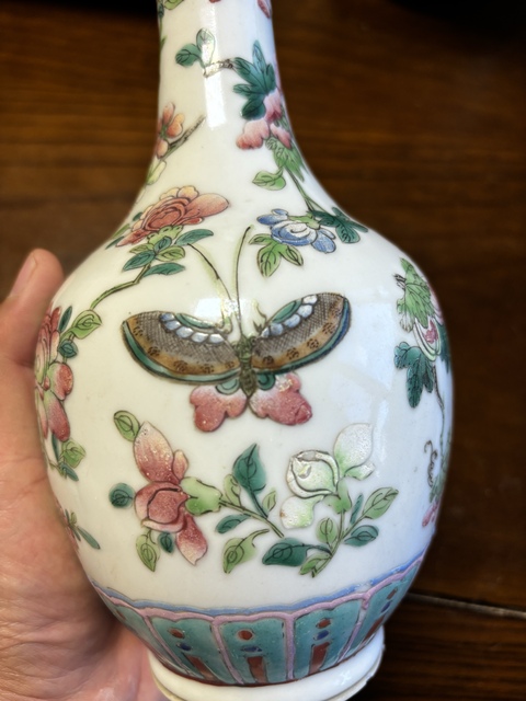 古玩陶瓷粉彩花卉蝴蝶紋賞瓶真品鑒賞圖