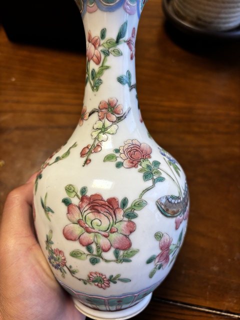 古玩陶瓷粉彩花卉蝴蝶紋賞瓶真品鑒賞圖