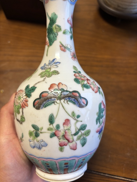 古玩陶瓷粉彩花卉蝴蝶紋賞瓶真品鑒賞圖