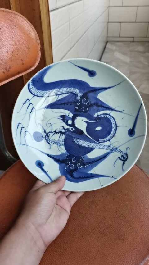 古玩陶瓷過墻龍紋青花盤真品鑒賞圖