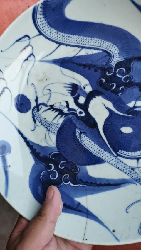 古玩陶瓷過墻龍紋青花盤真品鑒賞圖