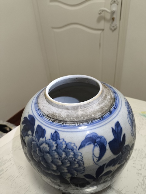 古玩陶瓷花蝶紋青花罐真品鑒賞圖