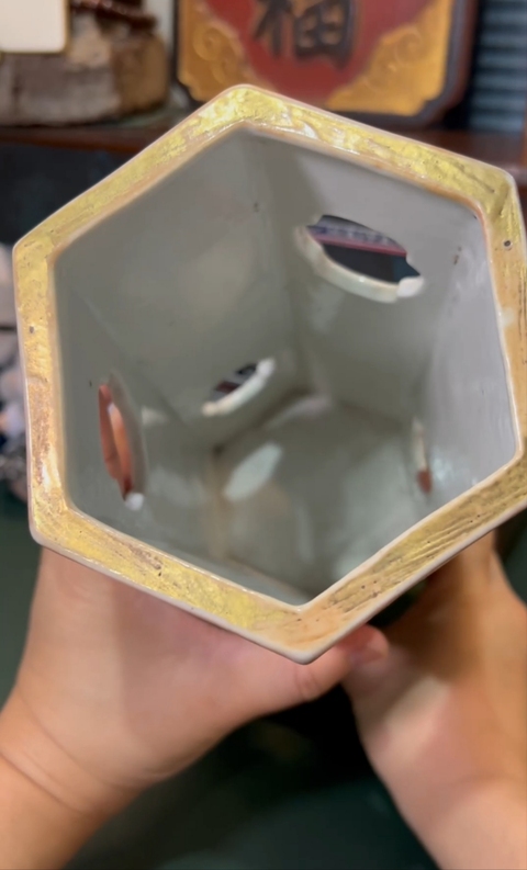 古玩陶瓷清晚期 粉彩人物紋六方帽筒真品鑒賞圖