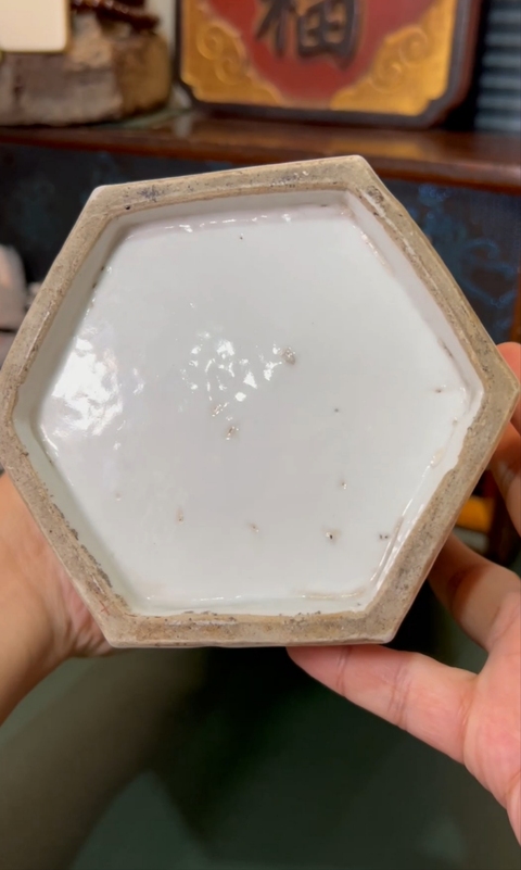 古玩陶瓷清晚期 粉彩人物紋六方帽筒真品鑒賞圖