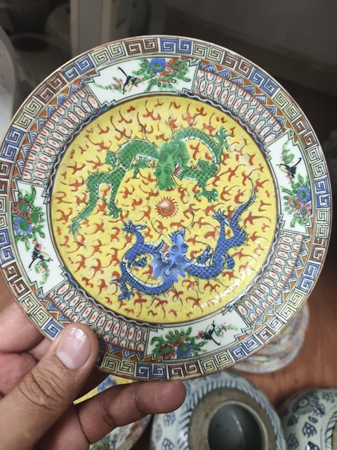 古玩陶瓷龍紋廣彩盤真品鑒賞圖