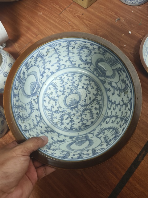 古玩陶瓷外紫金釉內(nèi)青花凈手盆真品鑒賞圖