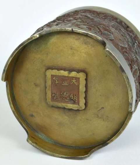 古玩銅器花卉紋筆筒真品鑒賞圖