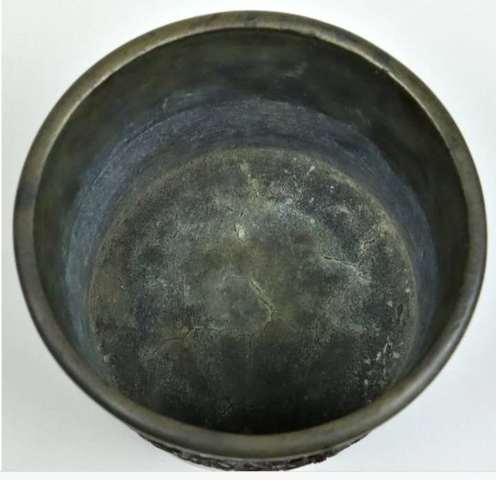 古玩銅器花卉紋筆筒真品鑒賞圖