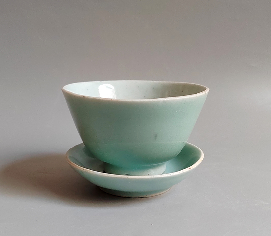 古玩陶瓷清代中期豆青釉壓手杯盤拍賣,當前價格38元