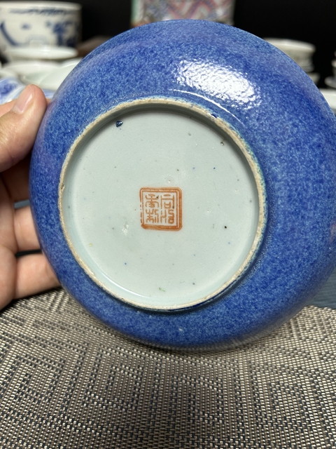 古玩陶瓷灑藍(lán)釉盤真品鑒賞圖