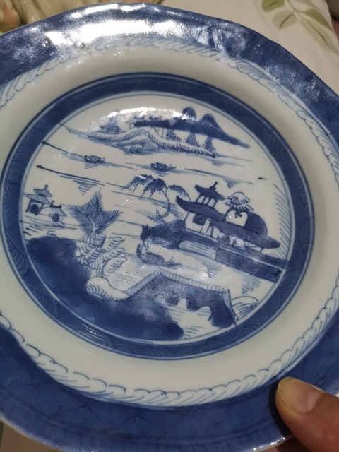 古玩陶瓷樓臺亭閣山水紋青花盤真品鑒賞圖