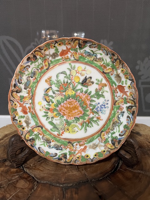 古玩陶瓷廣彩花蝶紋花口盤真品鑒賞圖