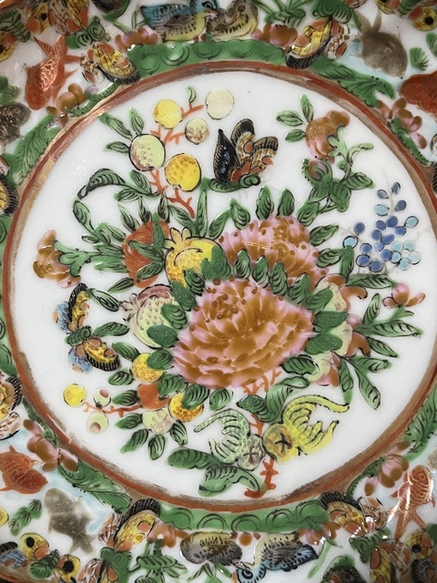古玩陶瓷廣彩花蝶紋花口盤真品鑒賞圖