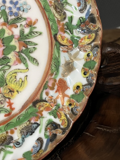 古玩陶瓷廣彩花蝶紋花口盤真品鑒賞圖