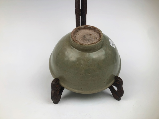 古玩陶瓷明·龍泉模壓開窗花卉碗拍賣,當(dāng)前價格376元