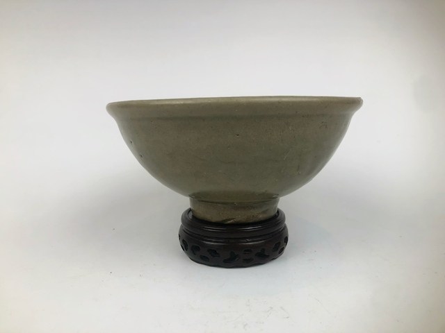 古玩陶瓷明·龍泉模壓開窗花卉碗拍賣,當(dāng)前價格376元