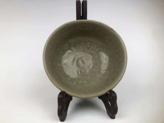 古玩陶瓷明·龍泉模壓開窗花卉碗拍賣,當(dāng)前價格376元