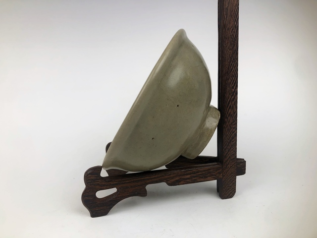 古玩陶瓷明·龍泉模壓開窗花卉碗拍賣,當(dāng)前價格376元