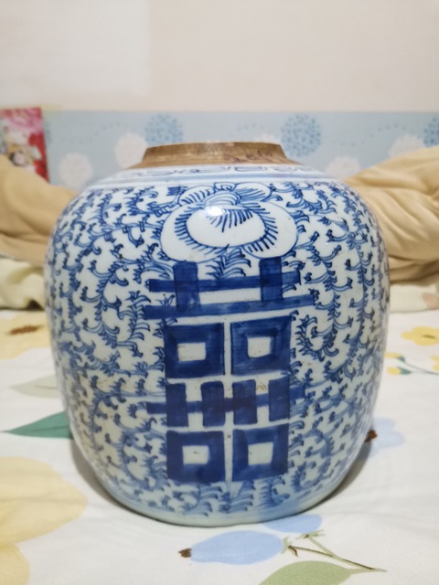 古玩陶瓷清中期纏枝花四囍紋蓋罐拍賣,當前價格5000元