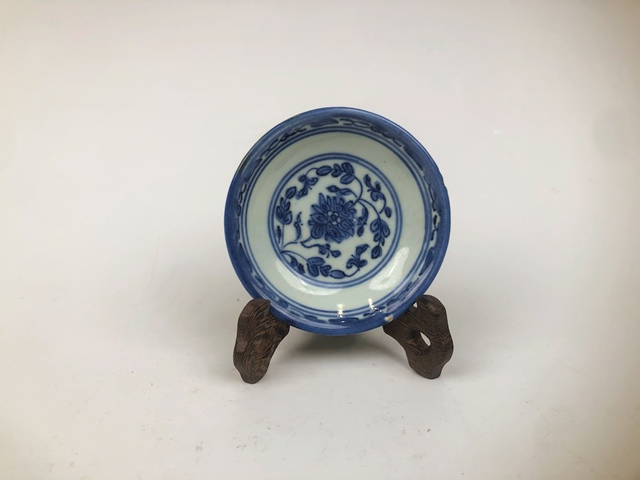 古玩陶瓷清中期·青花纏枝蓮高足洗拍賣，當前價格0元