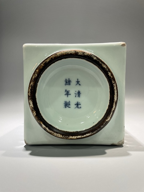 古玩陶瓷清光緒 官窯粉青釉八卦紋琮式瓶（官）拍賣，當前價格0元