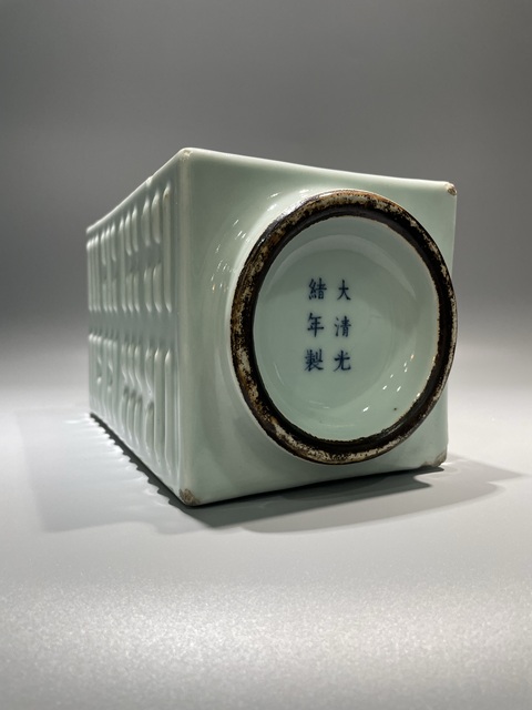 古玩陶瓷清光緒 官窯粉青釉八卦紋琮式瓶（官）拍賣，當前價格0元