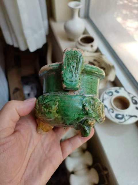 古玩陶瓷元代三彩貼龍紋三足爐真品鑒賞圖