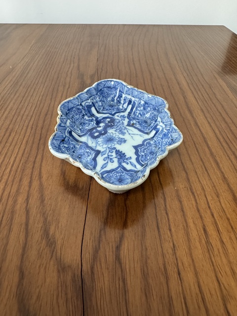 古玩陶瓷青花花卉紋花口盤真品鑒賞圖