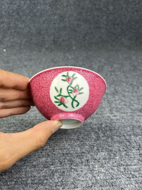 古玩陶瓷胭脂紅軋道開窗粉彩壽桃紋茶圓拍賣,當前價格456元