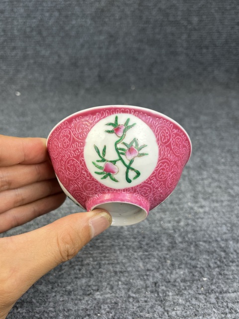 古玩陶瓷胭脂紅軋道開窗粉彩壽桃紋茶圓拍賣,當前價格456元