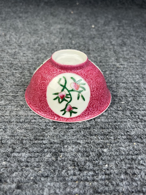 古玩陶瓷胭脂紅軋道開窗粉彩壽桃紋茶圓拍賣,當前價格456元