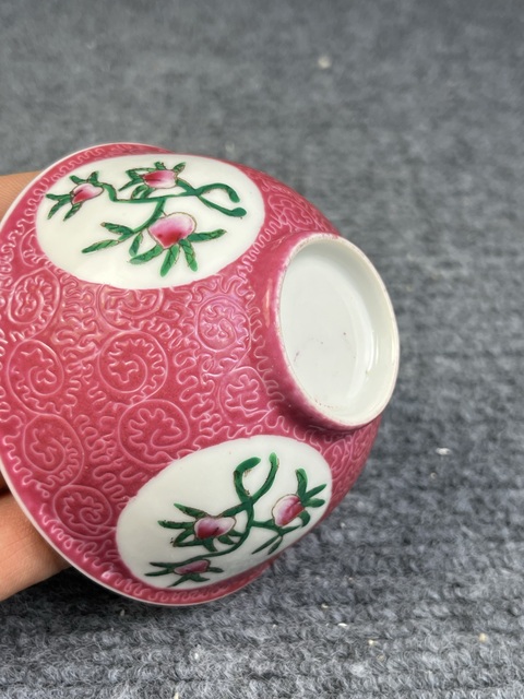 古玩陶瓷胭脂紅軋道開窗粉彩壽桃紋茶圓拍賣,當前價格456元