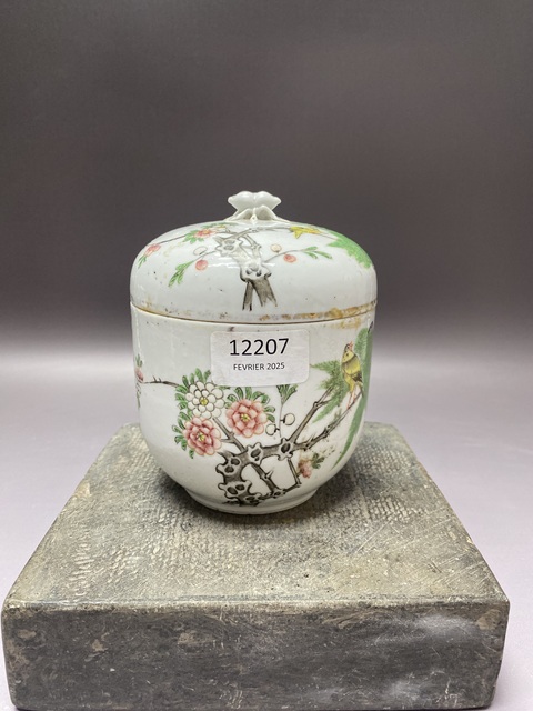 古玩陶瓷花鳥紋粉彩蓋缸真品鑒賞圖